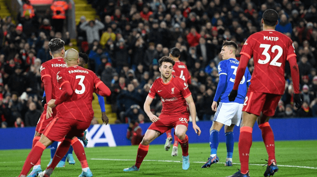 Новости английской премьер. Liverpool vs Leicester. Табло Ливерпуль против Лестер. Красный Лестер. Liverpool vs Leicester City 4-0 Highlight.